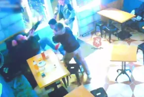 В Севастополе трое мужчин избили семейную пару в баре после того, как супруг заступился за возлюбленную