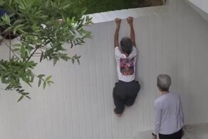 В Сингапуре пенсионерок учат паркуру, чтобы они реже травмировались при падениях