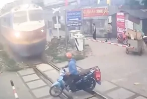 Это могло закончиться трагедией — безумец на мотоцикле и поезд