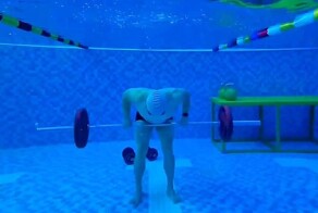 Под водой с штангой: экстремальная тренировка на дне бассейна