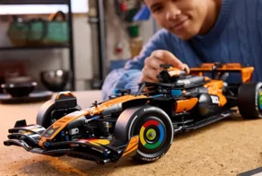 Чемпионский болид McLaren стал огромным конструктором Lego