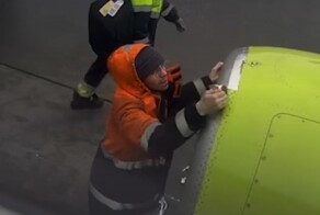 Ремонт самолета «скотчем» попал на видео