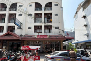 Мужчина решил привлечь к себе внимание и пригрозил прыгнуть с балкона