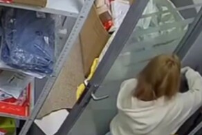 Женщина украла смартфоны из пункта выдачи