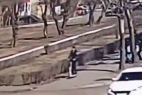 Самокатчик сбил девушку и&nbsp;уехал