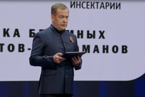 Дмитрий Медведев стал главным редактором новых учебников по обществознанию
