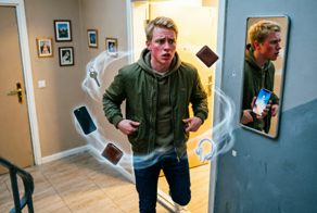 Ключи, телефон, музыка и несбыточные мечты: пользователи составили список вещей, которые парализуют нас перед выходом из дома