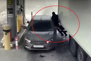 Закрыл собой машину от фуры