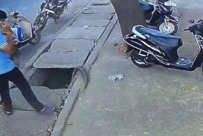 Мужчина провалился в яму, наступив на край  плитки