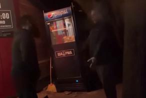 В Псковской области владелец шаурмы открыл стрельбу и ранил беременную