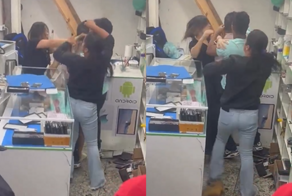 Китайскую пару избили после того, как они назвали клиентов «обезьянами»