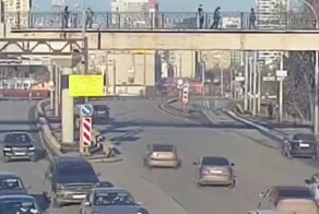 Школьники скинули самокат на автобус