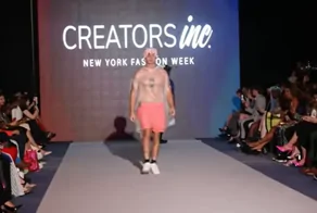 Шутник вышел на подиум в мусорном мешке на Неделе моды