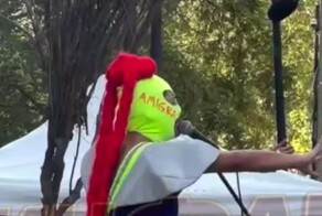 Женщина в шоке от песни артистки в Испании