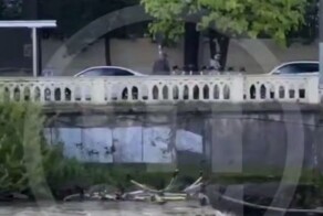 Мужчина выкинул электросамокаты в реку в Сочи