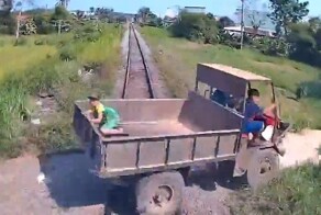 Неудачное место: поезд снес грузовик на железнодорожном переезде