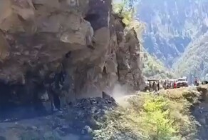 Обрушение скалы на дорогу в Индии