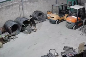 Большие катушки с проволокой упали на ноги работнику