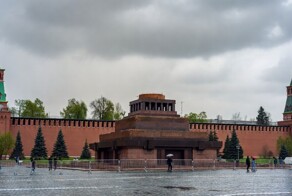 В Москве студент швырнул мокасин в саркофаг Ленина