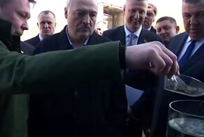 Работник рыбхоза попробовал корм для рыб на глазах у Лукашенко