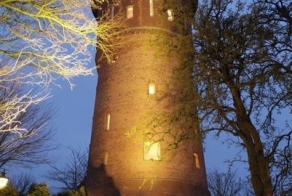 Дом из старой водонапорной башни (17 фото)