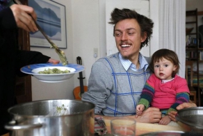 Кормит семью едой из мусорного контейнера (33 фото)