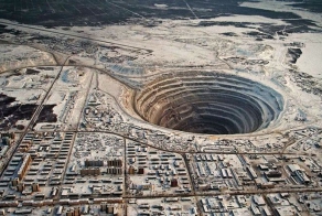 Заброшенная алмазная шахта Мирная (8 фото)