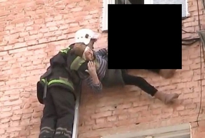 97-летняя старушка выпала из окна и спаслась (8 фото)