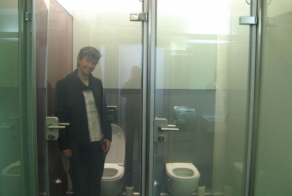 Туалет с функцией всеобщего обозрения (2 фото + 1 видео)