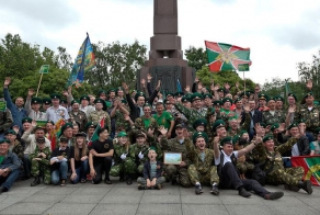 С праздником, погранцы!!!