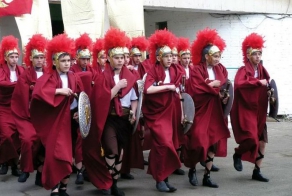 Странные наряды на выпускной (2 фото)