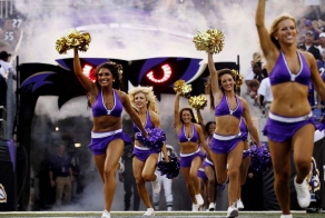 Где черлидеры прячут мобильные телефоны (3 фото)