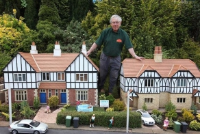 50 лет работает над миниатюрной деревней (10 фото)