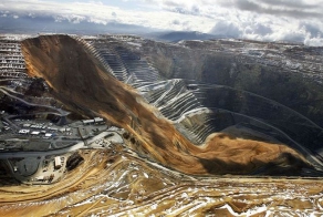 Гигантский оползень засыпал самый большой в мире карьер (4 фото)