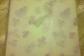 Бабуля подарила любимому внуку фотоальбом (2 фото)