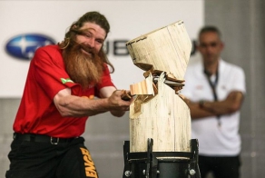 Соревнования среди лесорубов (20 фото)