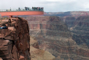 Открытие уникального сооружения Grand Canyon SkyWalk (19 фото)