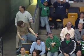 Фанат на стадионе во время матча (видео)