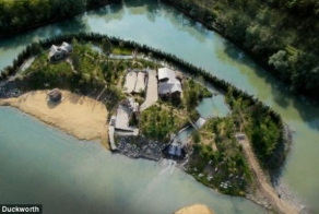 Пиратский остров британского мультимиллионера (13 фото)