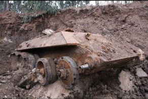Советский танк Т-34 найден закопанным в Холоне (6 фото)