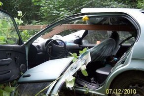 Шлагбаум в лесу не пропустил старенькую Toyota (12 фото)