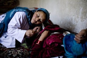 Афганская акушерка Садика (23 фото)