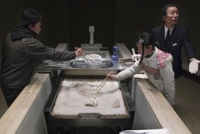 Крематории в Японии переполнены (4 фото)