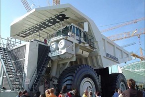 Настоящие тяжеловесы - карьерные самосвалы (23 фото)