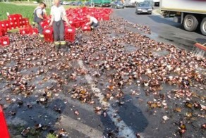 В результате аварии образовалась пивная речушка (7 фото)