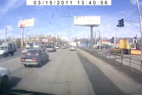 Водитель маршрутки специально таранил автомобили (6 видео)
