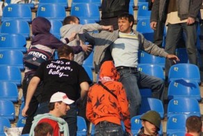На самарском стадионе произошла массовая драка болельщиков (8 фото)