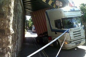 Не поместился под ж/д мостом (3 фото)