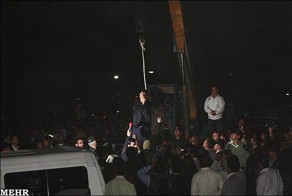 Публичное повешение несовершеннолетнего убийцы в Иране (8 фото)