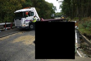 Девушка на автомобиле провалилась под землю (4 фото)